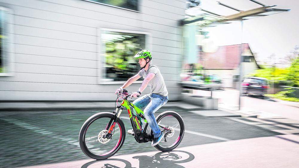 Mit dem Rad in die Arbeit, ohne ins Schwitzen zu kommen – mit E-Bikes kein Problem. Bei 25 km/h wird die Unterstützung abgeregelt. 45 km/h sind zwar auch möglich, nur muss das Fahrrad dann zum Verkehr zugelassen werden und bekommt wie ein Moped ein rotes Kenn­zeichen 