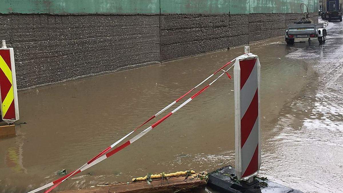 In den Umfahrungstunnel Voitsberg drangen Wasser- und Schlammmassen ein