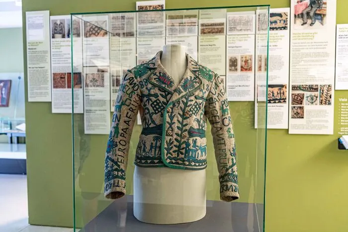 Wie ist die Geschichte eines Objektes? Das ist eine der zentralen Fragen, die die Volkskunde stellt. Die Geschichte dieser Jacke aus dem 18. Jahrhundert wurde akribisch aufgearbeitet und aufgeschlüsselt.