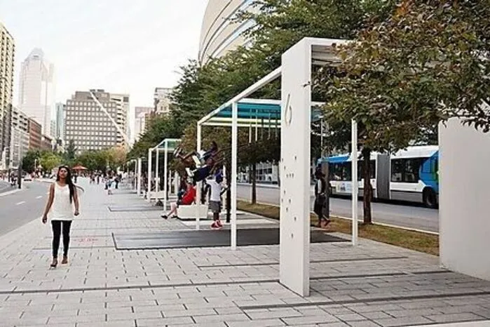 Kanada. In Montreal hat ein Team von ortsansässigen Designern eine interaktive Installation von Musikschaukeln entlang einer Straße aufgebaut ‒ direkt neben einer Bushaltestelle. Ziel ist es, Magie in den Alltag zu bringen und einen neuen Blick auf die Idee der Zusammenarbeit zu werfen. Die Schaukeln spielen eine Melodie, wenn Fußgänger sich nicht unabhängig, sondern im gleichen Takt bewegen. Jede Schaukel löst verschiedene Töne aus, alle Schaukeln zusammen bilden ein Stück, dessen Klänge aus der Zusammenarbeit entstehen. So können Wartende sich entweder von den Klängen berieseln lassen oder sich selbst auf eine der Schaukeln setzen.