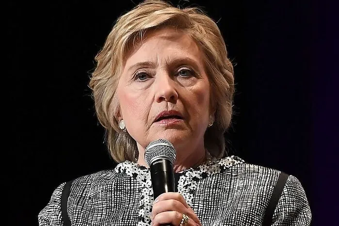 "Ein historischer Fehler. Die Welt geht gemeinsam beim Klimawandel voran. Der Rückzug von Paris lässt amerikanische Arbeiter und Familien zurück." Die demokratische Präsidentschaftskandidatin Hillary Clinton