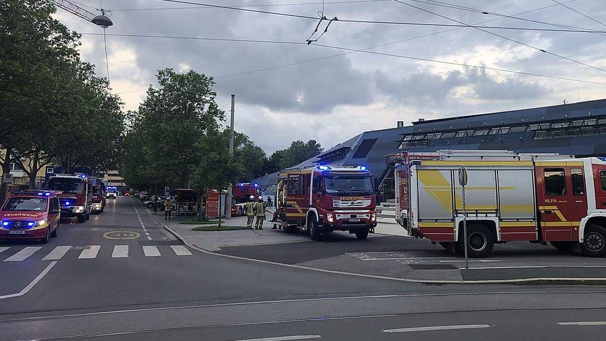 Brandalarm für Berufsfeuerwehr, Rotes Kreuz und Polizei in der Eggenberger Auster