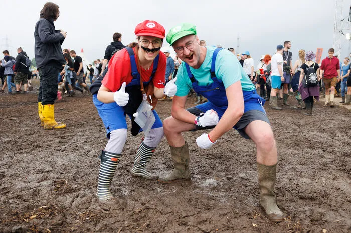 Die Festival-Besucher sind trotz Regenwetter bester Laune und in ihrer Outfit-Wahl durchaus kreativ