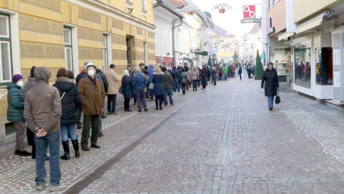 Wer sich impfen lassen wollte, musste lange Wartezeiten auf sich nehmen.