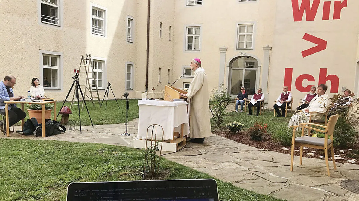 Stimmungsvolle Messe im Vierkant-Innenhof des Caritas-Heims