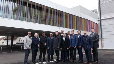 Gesundheits-Landesrat Christopher Drexler (5. v. re.) führte die Riege der Ehrengäste an, die gestern die Eröffnung der neuen Intensivstation im LKH Feldbach zelebrierten