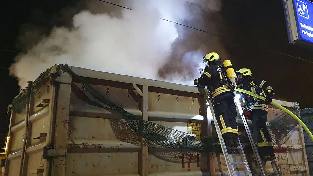 Dieser Altpapiercontainer begann im Bahnhof Zeltweg zu brennen