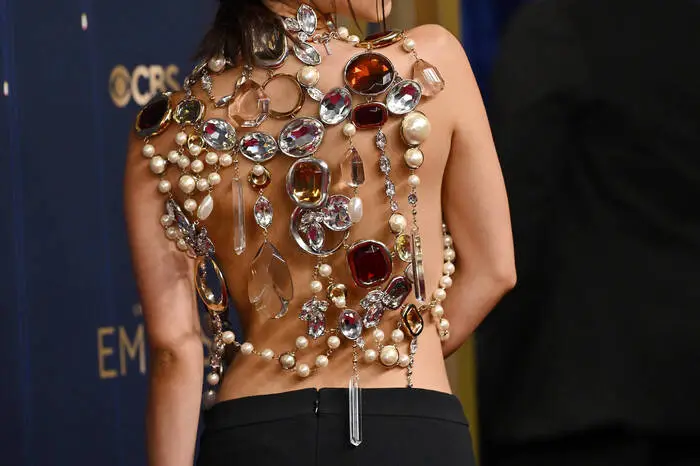 ...zog bei den Emmy Awards 2025 in einem transparenten Givenchy-Top mit bunten Ziersteinen alle Blicke auf sich.