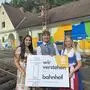Ortsgruppenleiterin Marlena Neuhold, Ortsgruppenobmann Thomas Gutmann und Landesleiterin Anna Griesbacher (v.l.) präsentierten beim Bahnhofsfest den ersten Meilenstein beim Umbau des Bahnhof Gnas