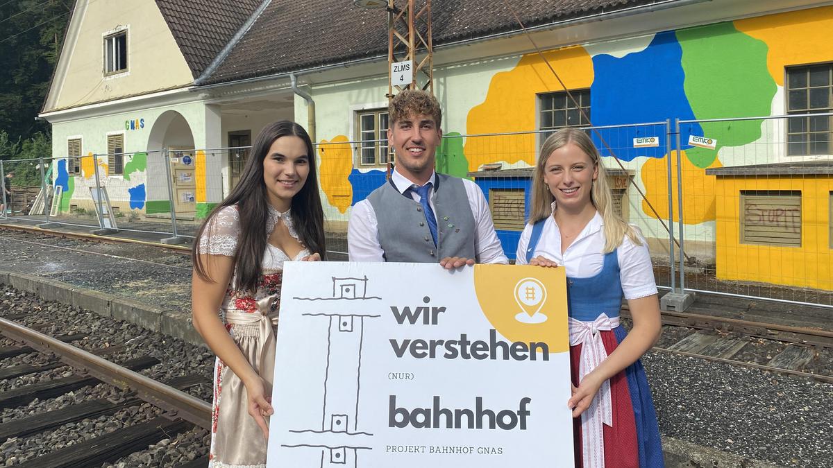 Ortsgruppenleiterin Marlena Neuhold, Ortsgruppenobmann Thomas Gutmann und Landesleiterin Anna Griesbacher (v.l.) präsentierten beim Bahnhofsfest den ersten Meilenstein beim Umbau des Bahnhof Gnas