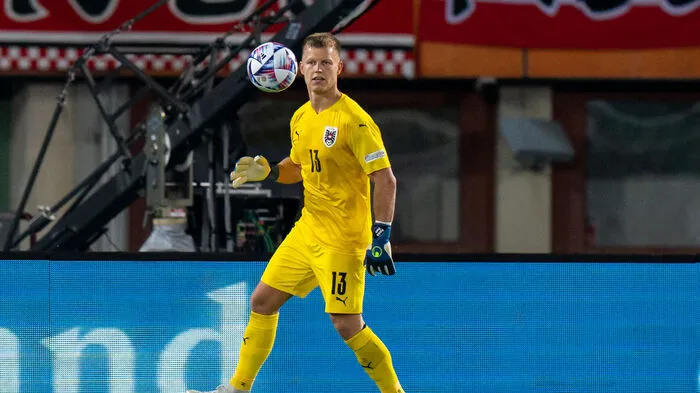 Bei den Gegentoren trifft den Torhüter von Austria Wien keine Schuld. Er konnte sich einige Male auszeichnen. Hat gezeigt, dass er auch ein exzellenter Fußballer ist. Da möglicherweise unser Bester.