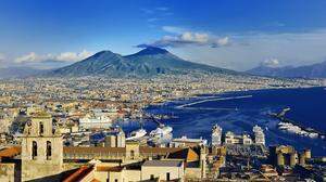 Das azurblaue Meer vor der Nase, der rauchende Vesuv im Hintergrund. Neapel ist die Stadt vieler Sehnsüchte 