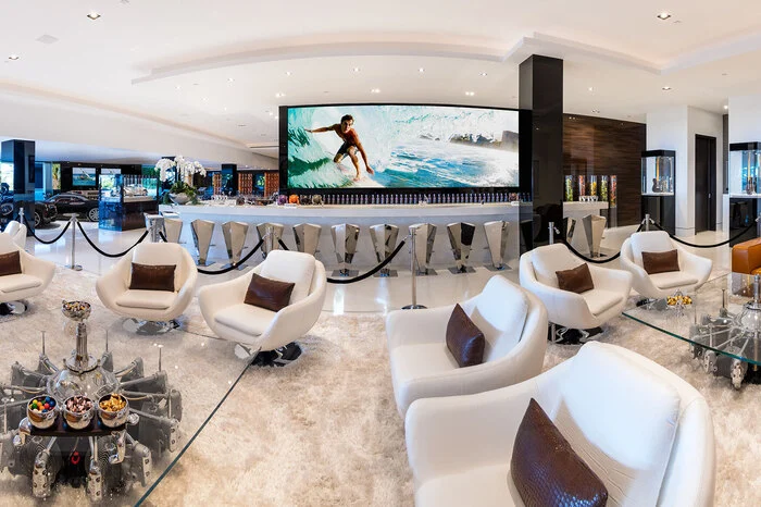 Auf einer Innenfläche von rund 3500 m² und einer Terrassenfläche von 1.580 m² befinden sich zwei Master-Suiten, 10 extragroße VIP-Gäste-Suiten, 21 luxuriöse Badezimmer, drei Gourmetküchen, fünf Bars, ein Massagestudio mit Wellnessoase, ein moderner Fitnessraum, ein 26 Meter langer Infinity-Pool mit Glaskacheln, ein 4K-Dolby-Atmos-Kino mit 40 Sitzplätzen, vier Bowlingbahnen mit Lounge, eine opulente Autogalerie mit Fahrzeugen im Wert von über 30 Millionen USD.