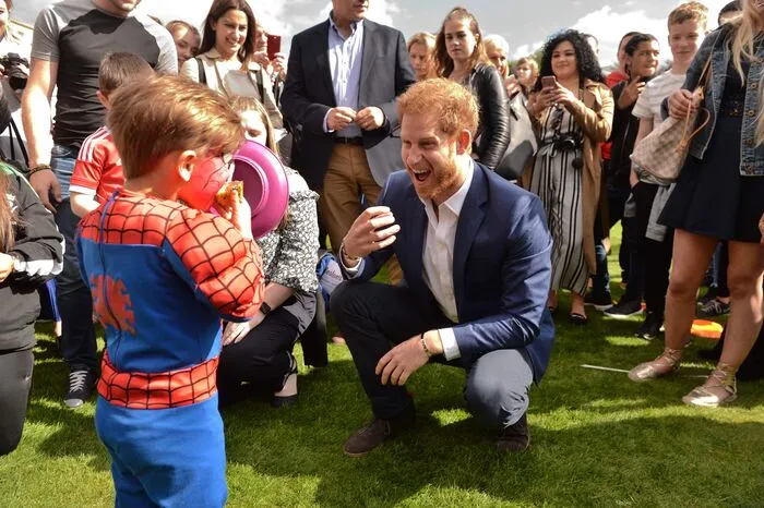 "Ich versichere euch, dass es in den Gärten des Buckingham-Palastes noch nie so viel Spaß gegeben hat", sagte Harry (32).