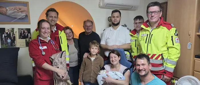 Die Familie mit Einsatzkräften des Roten Kreuz Trofaiach. Und mittendrin das neue Familienmitglied