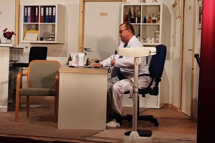 Versuchsobjekte hat er in Form seiner Patienten genug, bis auf einmal ein paar unbeabsichtigte Nebenwirkungen auftauchen ...