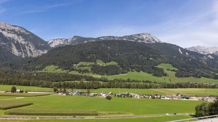 Um diesen Teil von Höhenfeld am Ortsende von Haus/Ennstal (direkt anschließend an Aich) geht es. Das strittige Grundstück ist im Foto rechts vom Wald verdeckt