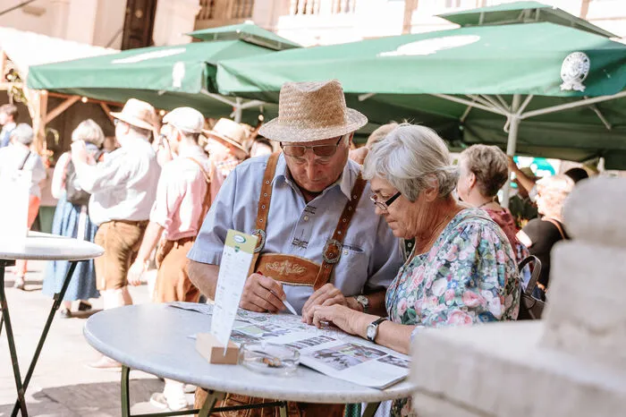 Bei traumhaftem Wetter wird das größte Volkskulturfest des Landes eröffnet