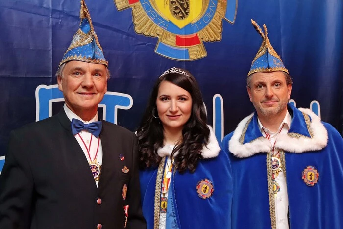 Auch das amtierende Prinzenpaar Marija Knecevic und Horst Schüller  genießt mit dem Gildenpräsidenten  Erich Schatz den Fasching