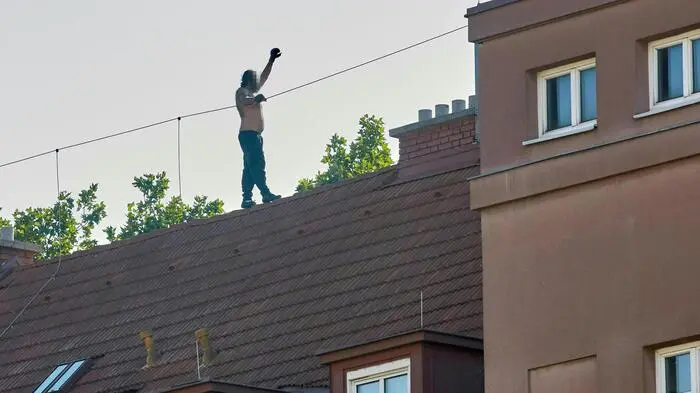 In Wien ist ein 36-jähriger Mann vor der Polizei auf ein Dach geflüchtet.