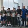 Standortleiter Holger König, Lukas Schwarzl, Ricardo Staller, Fabian Hatz, Michelle Waldner, Ambrosius Fasching, Ausbilder Alois Unterhuber, Ausbilder Daniel Angerer, Ausbildungskoordinatorin Lisa Bernsteiner (von links) 