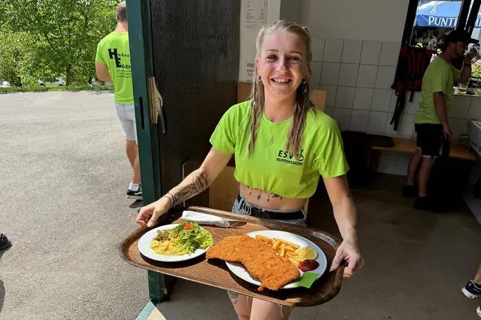 Beim diesjährigen Schnitzelfest des ESV Ruppersdorf mit Obmann Karl Burkert in Spitzhart bei Aschbach genossen hunderte Gäste köstliche Schnitzel in allen Varianten mit Pommes, Salat oder knusprige Schnitzelsemmel