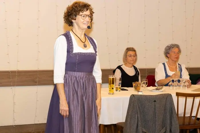 Obfrau Brunhilde Hofer begrüßte die tanzfreudigen Besucher herzlich und führte mit viel Schwung durch den Abend. 