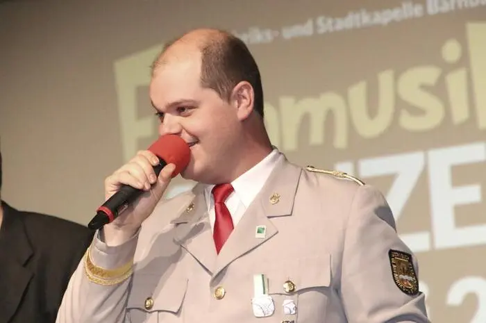 Eingeladen dazu hatte die Glasfabriks- und Stadtkapelle Bärnbach unter Obmann Florian Fauland. Dieser freute sich, Bürgermeister Jochen Bocksruker, seine Vize Christiane Holler-Wind, die Stadträte Andreas Albrecher und Josef Schüller, Musik-Bezirksobmann Johann Edler, eine Vielzahl von Abordnungen anderer Blasmusikkapellen sowie Startrompeter Toni Maier begrüßen zu dürfen. 