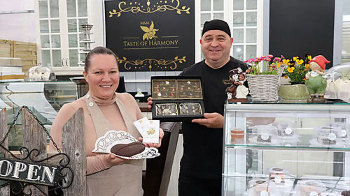 Melinda Molnar und Edwin Elsner haben im Außenbereich eine Vitrine aufgestellt, die 24 Stunden zugänglich ist