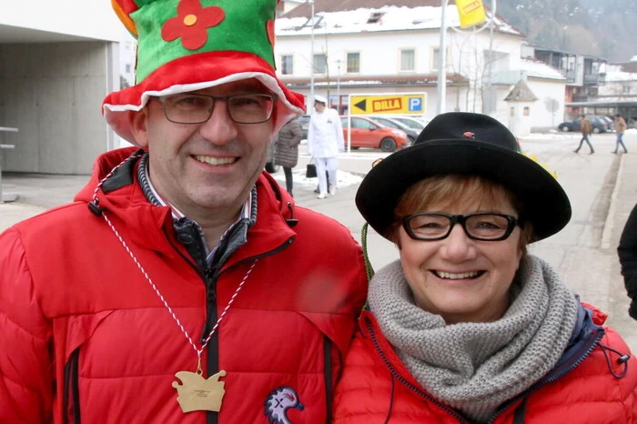 Auch Bürgermeister Burkhard Trummer hatte sich mit Gattin Anita unter das Narrenvolk gemischt.