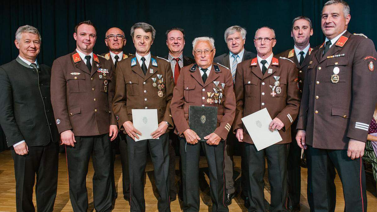 Anton Sampl (Mitte) wurde für 75 Jahre bei der Feuerwehr geehrt. Ebenfalls ausgezeichnet wurden August Schlager und Karl Pichler (beide für 50 aktive Jahre) 