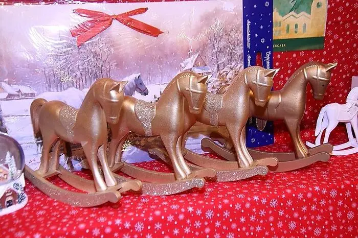 Auch heuer findet im Franziskanerkloster in Maria Lankowitz ein Adventmarkt statt, der noch täglich bis 23. Dezember geöffnet hat. Bruder Elias Unegg bietet eine Reihe von Pretiosen, Christbaumschmuck und andere weihnachtliche Dinge, vom Prager Christkindl über Engel bis zu Krippenfiguren zum Kauf an. 