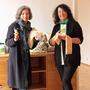 Silvia Perdacher und Sieglinde Salbrechter (rechts) gehen mit Kräuterprodukten online
