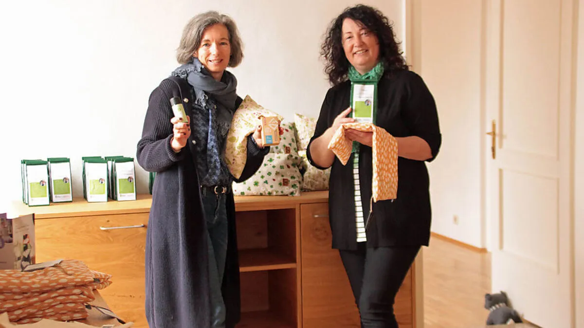 Silvia Perdacher und Sieglinde Salbrechter (rechts) gehen mit Kräuterprodukten online