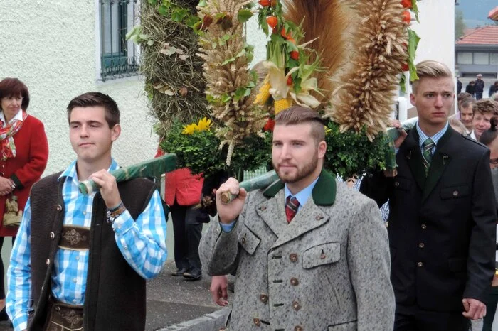Die traditionelle Erntedank Krone wurde von der Kraubather Landjugend zur Verfügung gestellt. Die jungen Leute richteten auch die Agapae nach der Messe aus.