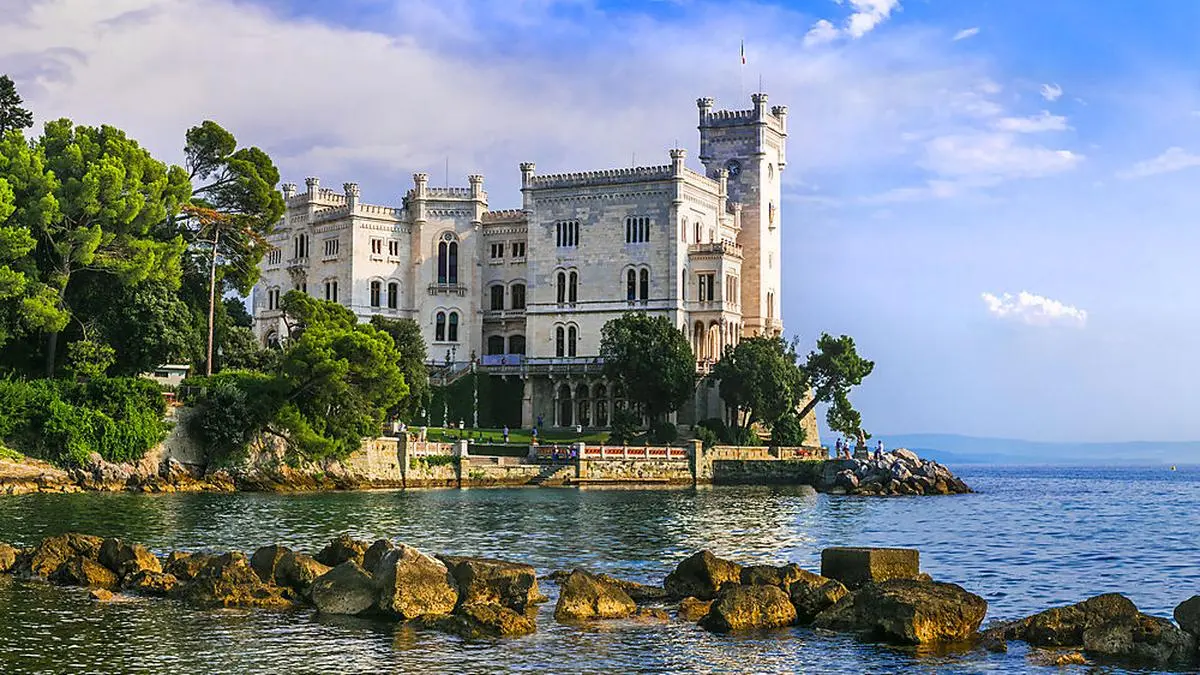 Das Schloss Miramare kann man von der Höhenstraße sehen