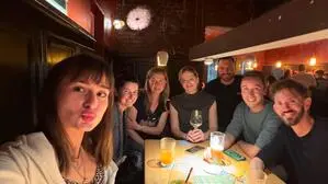 Das Bild zeigt sieben Menschen an einem Tisch. Sie waren die Teilnehmer des ersten Treffens von „12meat“