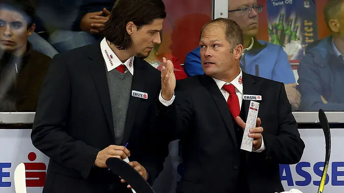 Runde eins: Das Debüt von KAC-Trainer Steve Walker und Co. Christoph Brandner (links) geht daneben, die Rotjacken unterliegen Graz daheim überraschend 2:4.