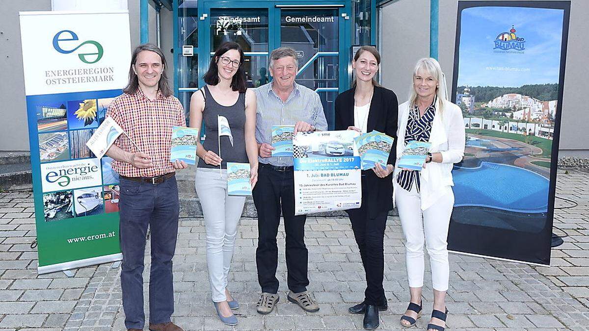 Christian Luttenberger und Barbara Stumpf von der &quot;Energieregion Oststeiermark&quot; stellten gemeinsam mit Bürgermeister Franz Handler, Direktorin Melanie Franke und Obfrau Maria Perl das Programm vor