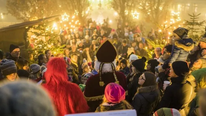 Auch der Nikolaus reist an und hat für alle kleinen Gäste etwas mitgebracht.