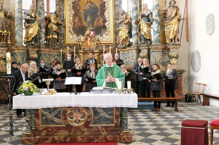 Den Gottesdienst mit Dechant Rudolf Pacher feierten am Sonntag unter anderen Gauobmann-Stellvertreter Siegfried Ehrlich, Kärntner Bildungswerk-Bezirksobmann Karl Huber sowie der Musiker „Faiasalamanda“ Mario Haber. 