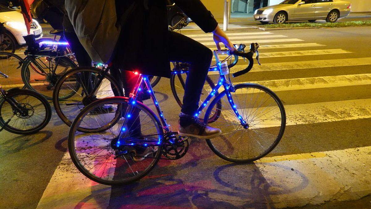 Die Critical Mass stand gestern ganz im Zeichen der Weihnachtsbeleuchtung