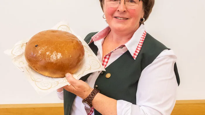 Eher süß mag man es im Süden! Vor allem beim Osterbrot. Und es wäre nicht das südsteirische Weinland, wenn Wein (oder Glühwein) nicht auch als Flüssigkeit für den Teig verwendet werden würde. Das soll das süße Brot noch geschmackvoller machen. Wie viele Südsteirer verleiht Osterbrot-Landessiegerin Rosa Klösch aus St. Nikolai im Sausal ihren Broten zusätzlich noch eine Glasur aus Milch, Ei und Zucker. Und für sie steht fest: „Rosinen gehören einfach auch dazu.“