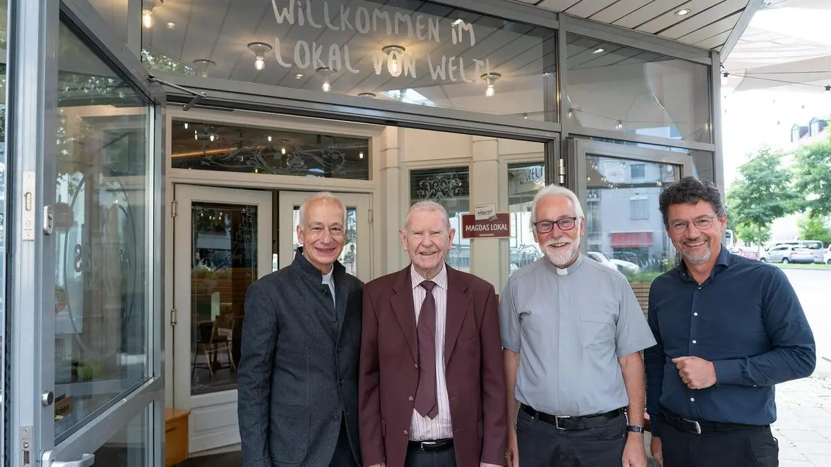 Das Foto zeigt vier Männer vor einem Lokal: Jubilar Viktor Omelko mit seinen Gratulanten | Glückwunsch zum 90. Geburtstag: Viktor Omelko (Zweiter von links) mit den Gratulanten Michael Landau, Josef Marketz und Ernst Sandriesser (von links)