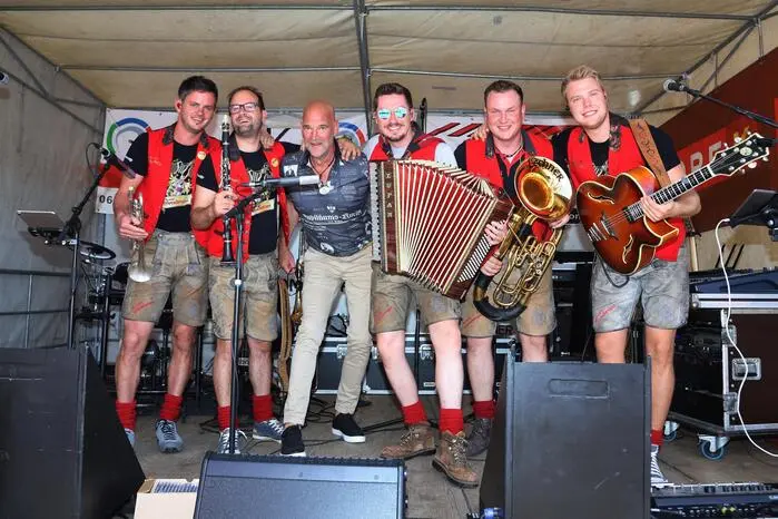 Die jungen Wernberger, das Doppelquartett Höfling, die Trachtenkapelle Treffner und Publikumsliebling Udo Wenders sorgten beim 𝐎𝐑𝐅 𝐋𝐢𝐯𝐞 𝐅𝐫ü𝐡𝐬𝐜𝐡𝐨𝐩𝐩𝐞𝐧 für Stimmung.