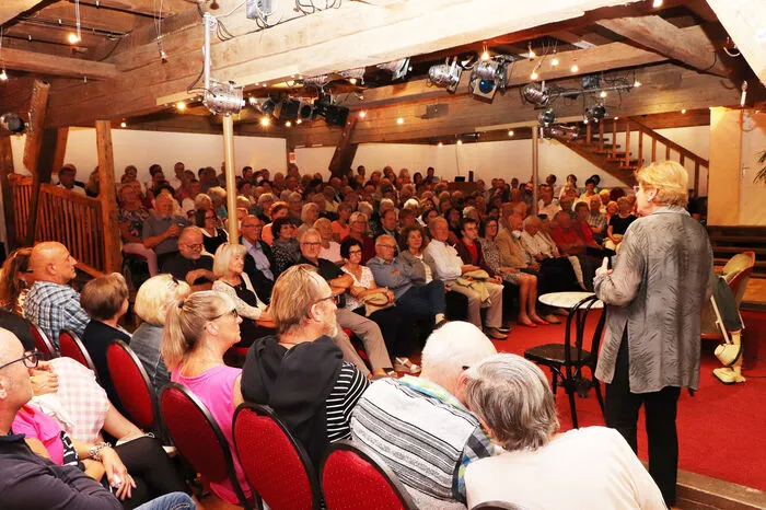 Frau Elisabeth Sickl bei ihrer Bergrüßung im ausverkauften Albecker Schloßtheater in Sirnitz.