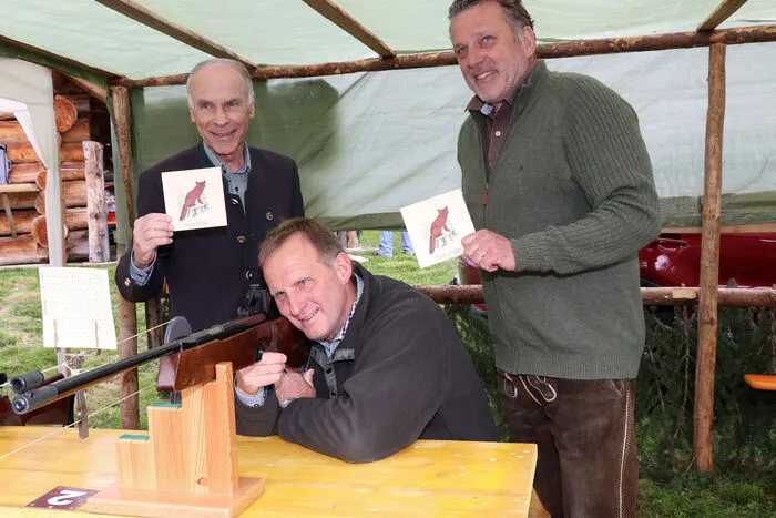 Für das Preisschießen waren der Oberschützenmeister Werner Probst (links) und Andreas Breschan (rechts) zuständig!    