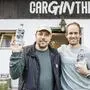 Mario Stranig und Max Prasser vor ihrer Gin-Brennerei