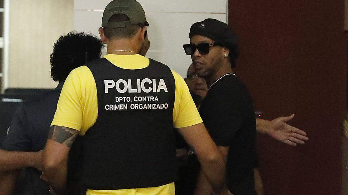 Ronaldinho wurde von örtlichen Beamten abgeführt