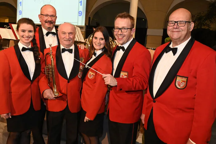 Tanja Weiss, Obmann Roland Palle, Johann Trupp, er ist seit 60 Jahren bei der Stadtkapelle, Laura Vecsei, Kapellmeister Matej Dzido und Moderator Franz Pusavec.